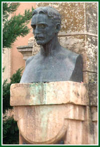 Capitan Arenas, monumento erigido en la ciudad de Molina de Aragn.
